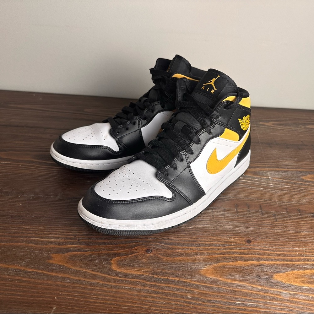 Jordan 1 in Black White and Yellow/Gold